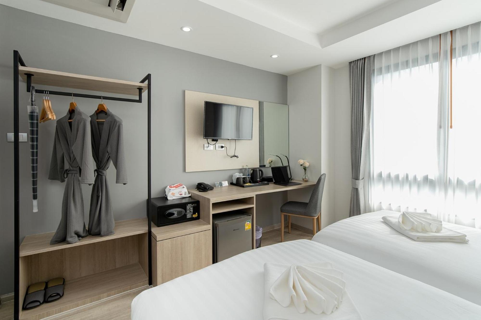 The Riski Hotel At Bangphlat Station Sha Bangkok Exterior photo