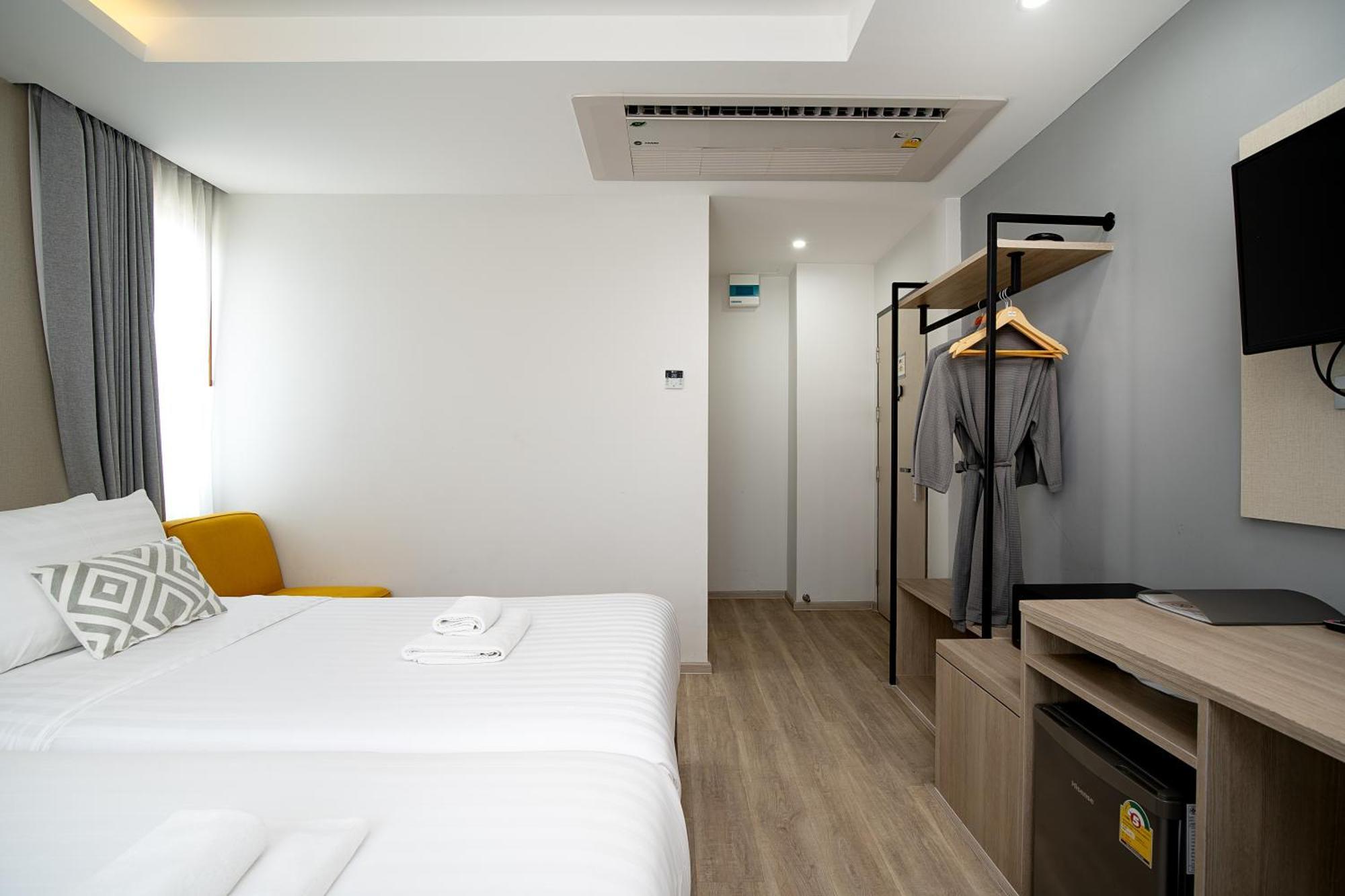 The Riski Hotel At Bangphlat Station Sha Bangkok Exterior photo