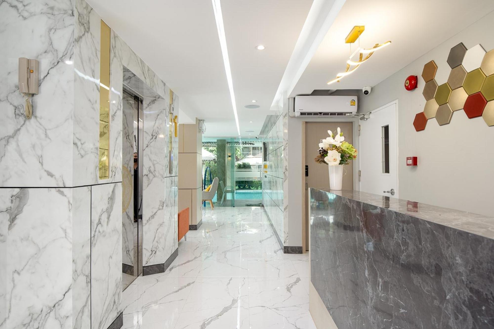 The Riski Hotel At Bangphlat Station Sha Bangkok Exterior photo