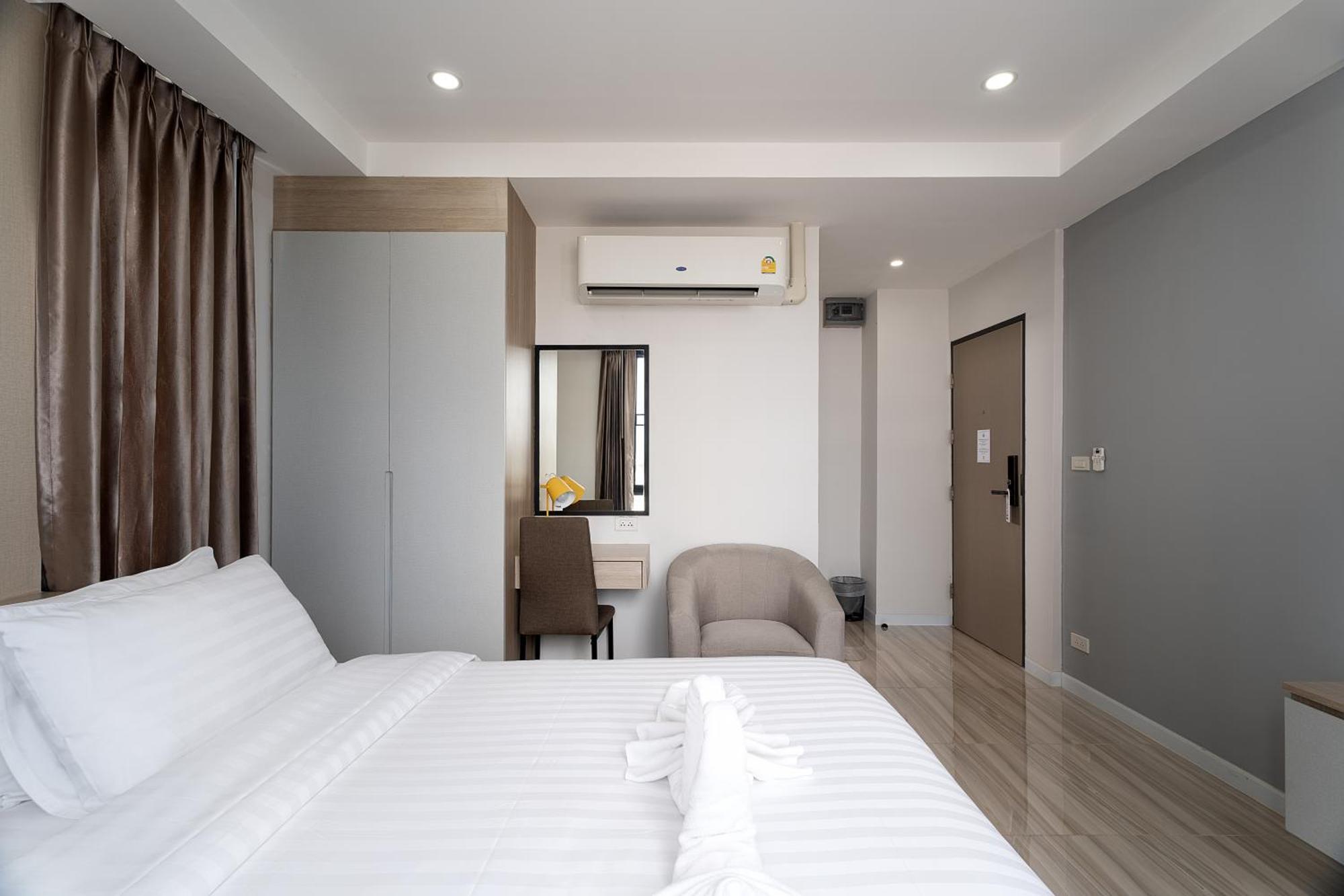 The Riski Hotel At Bangphlat Station Sha Bangkok Exterior photo