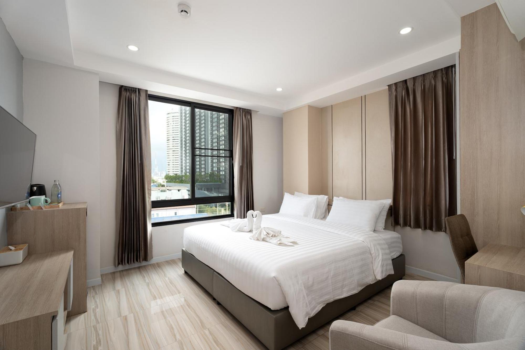 The Riski Hotel At Bangphlat Station Sha Bangkok Exterior photo